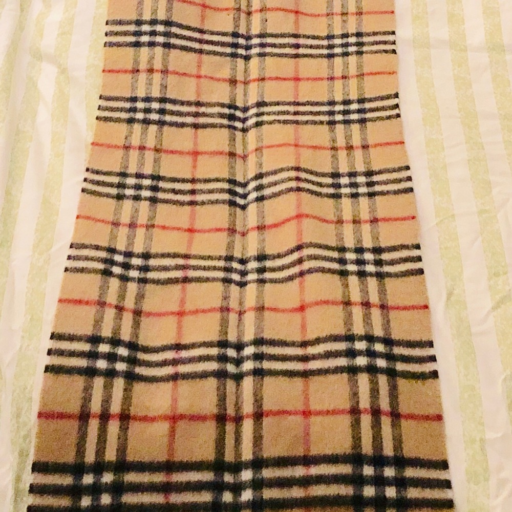 Burberry’s of London 100% lambs wool scarf - Picture 2 of 7